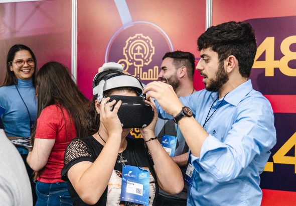 Público interage com as inovações tecnológicas apresentadas durante a Fivel 2023
