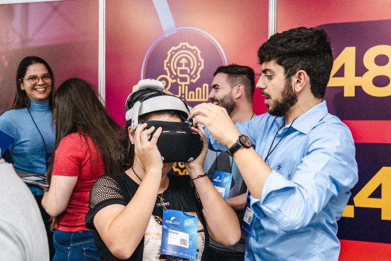 Público interage com as inovações tecnológicas apresentadas durante a Fivel 2023