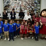 José Roberto Colnaghi e Maura Fatori, diretora da Fundação, com formandos e a mascote de Dona Nelly.(Foto Câmara Municipal de Penápolis)