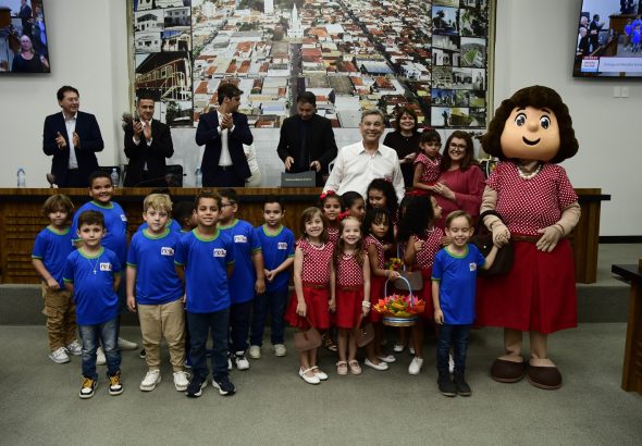 José Roberto Colnaghi e Maura Fatori, diretora da Fundação, com formandos e a mascote de Dona Nelly.(Foto Câmara Municipal de Penápolis)