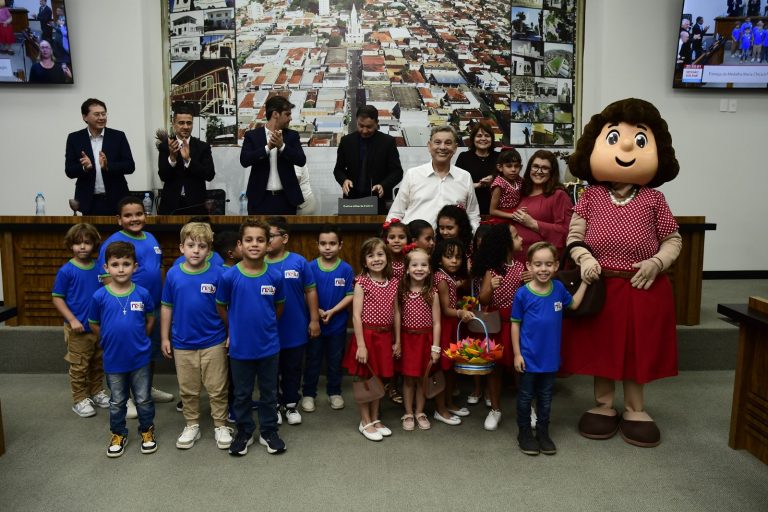 José Roberto Colnaghi e Maura Fatori, diretora da Fundação, com formandos e a mascote de Dona Nelly.(Foto Câmara Municipal de Penápolis)